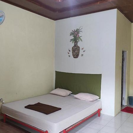 Losmen Yosi Carita Hotel Esterno foto