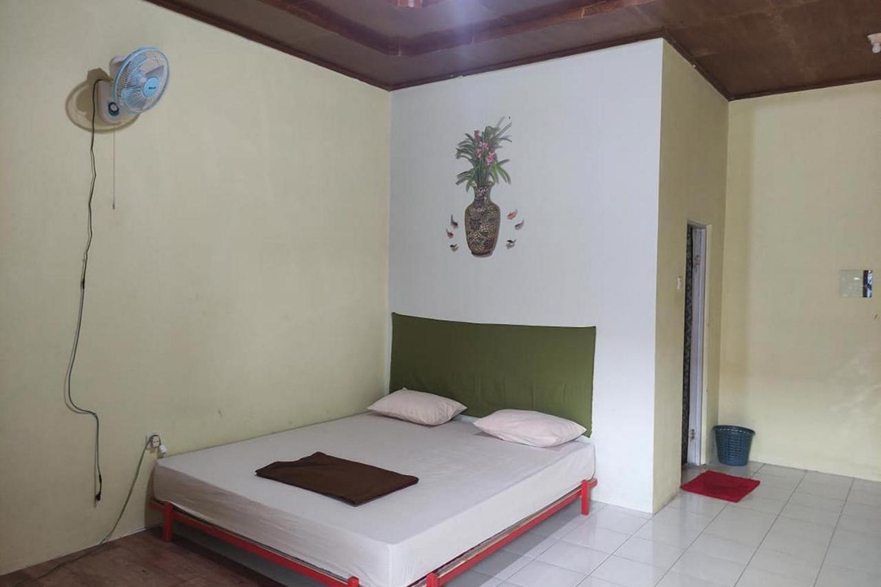 Losmen Yosi Carita Hotel Esterno foto